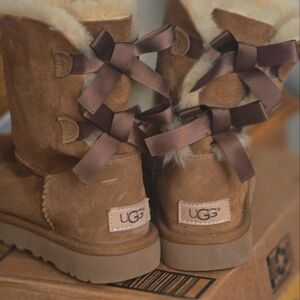 Size 6 women's Ugg boots chestnut with Bailey bow.